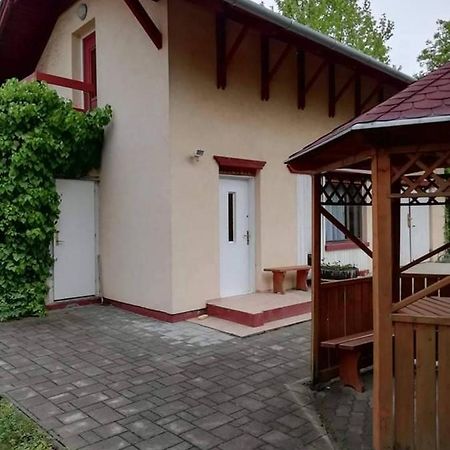 Ferienwohnung Tuja Vendeghaz Lajoskomárom Exterior foto