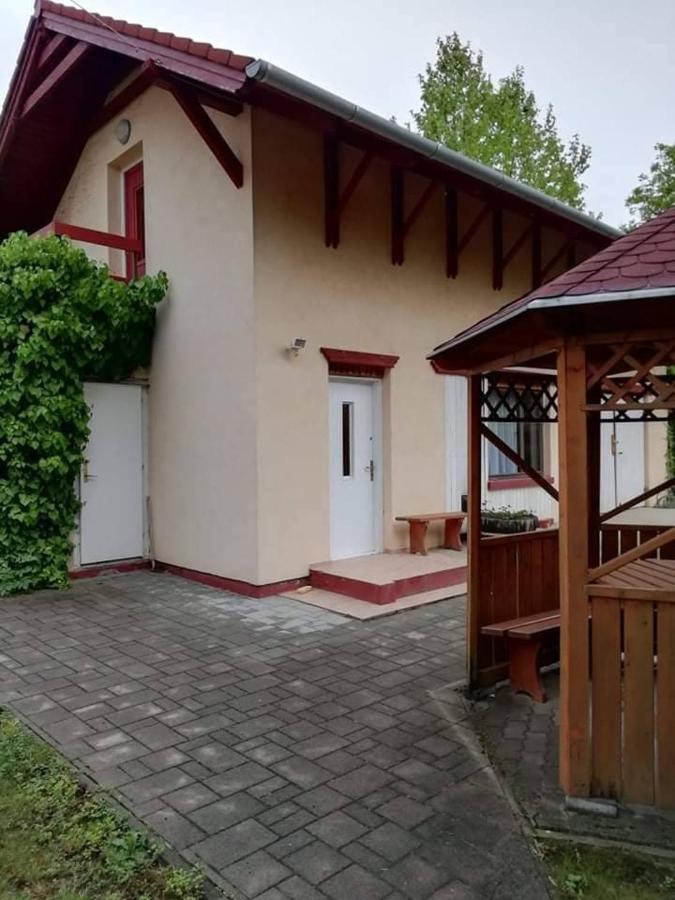 Ferienwohnung Tuja Vendeghaz Lajoskomárom Exterior foto